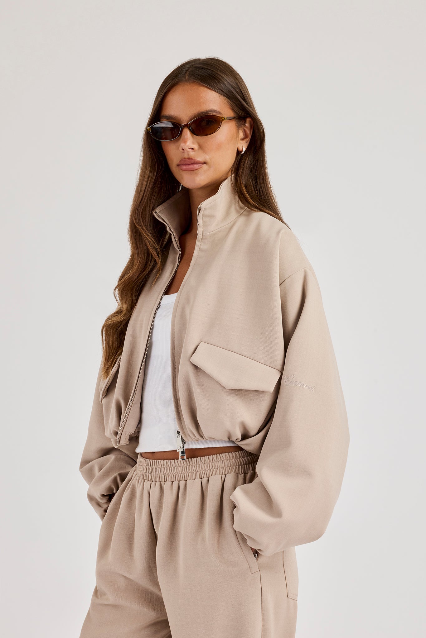 Twill-Jacke mit elastischem Saum und Trichterkragen – Stone